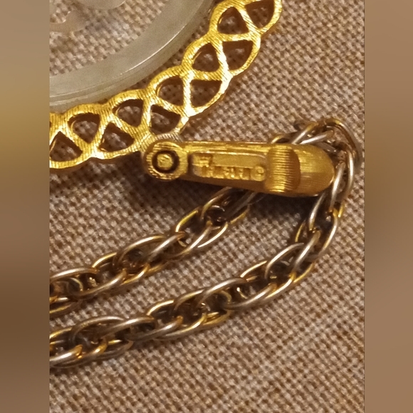 Trifari Crown Signed Vintage Gold Tone Gemini Intaglio Pendant Necklace - Picture 4 of 7